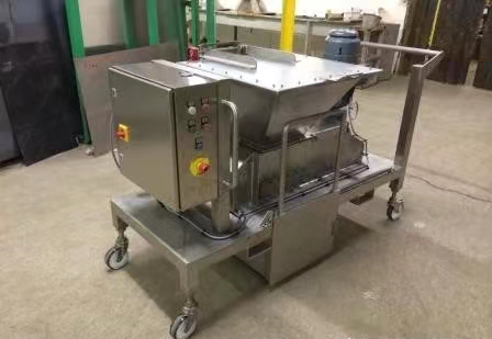 移動打碎機，運用于干濕結(jié)塊物料的打碎打散